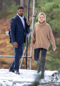 cameron-diaz-on-the-set-of-back-in-action-in-the-english-countryside-03-23-2023-5.jpg