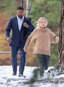 cameron-diaz-on-the-set-of-back-in-action-in-the-english-countryside-03-23-2023-6.jpg