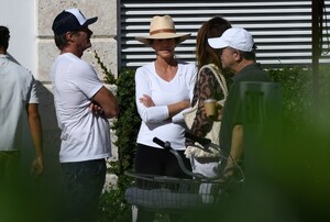 cindy-crawford-and-rande-gerber-at-a-pool-in-miami-beach-02-16-2023-0.jpg