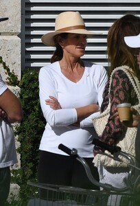 cindy-crawford-and-rande-gerber-at-a-pool-in-miami-beach-02-16-2023-6.jpg