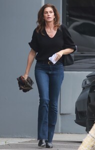 cindy-crawford-arrives-at-photoshoot-at-a-studio-in-santa-monica-03-13-2023-3.jpg