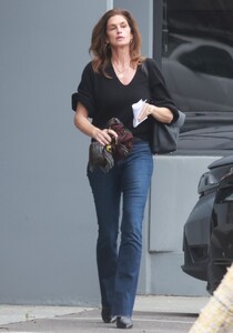 cindy-crawford-arrives-at-photoshoot-at-a-studio-in-santa-monica-03-13-2023-5.jpg