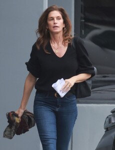 cindy-crawford-arrives-at-photoshoot-at-a-studio-in-santa-monica-03-13-2023-6.jpg