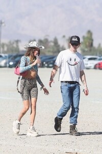 clara-berry-and-kj-apa-arrives-at-coachella-in-indio-04-15-2022-5.jpg