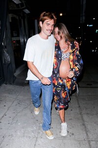 clara-berry-at-cole-sprouse-s-birthday-party-in-los-angeles-08-14-2021-0.jpg