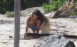 clara-berry-in-bikini-picking-the-trash-from-the-beach-in-tulum-11-19-2022-1.jpg