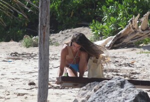 clara-berry-in-bikini-picking-the-trash-from-the-beach-in-tulum-11-19-2022-2.jpg