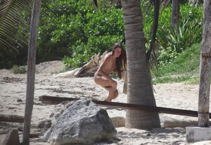 clara-berry-in-bikini-picking-the-trash-from-the-beach-in-tulum-11-19-2022-3.jpg