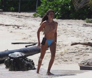 clara-berry-in-bikini-picking-the-trash-from-the-beach-in-tulum-11-19-2022-5.jpg