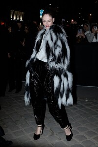 coco-rocha-arrives-at-giorgio-armani-prive-haute-couture-spring-summer-2023-show-at-paris-fashion-week-01-24-2023-1.thumb.jpg.2b10f62391cfb0bfa1d4714712986925.jpg