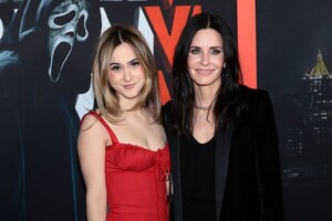 courteney-cox-and-coco-arquette-at-scream-vi-world-premiere-in-new-york-03-06-2023-4.jpg