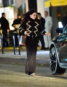 courteney-cox-and-friends-out-for-a-party-at-horses-in-los-angeles-03-03-2023-2.jpg