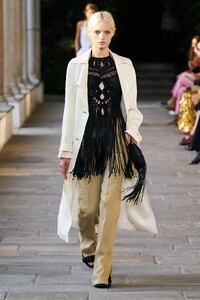 defile-alberta-ferretti-printemps-ete-2022-milan-look-1.thumb.jpg.f662871f4b39375aae99e68e70da2606.jpg