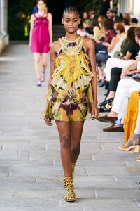 defile-alberta-ferretti-printemps-ete-2022-milan-look-33.thumb.jpg.97e2d681b44a4347545a3444657d4838.jpg