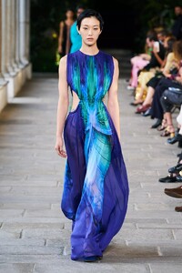 defile-alberta-ferretti-printemps-ete-2022-milan-look-40.thumb.jpg.a883cf3b79b281765004f657428fab17.jpg
