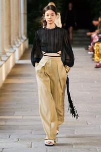 defile-alberta-ferretti-printemps-ete-2022-milan-look-5.thumb.jpg.097022311bb1f94db0a3cc25f8ade122.jpg