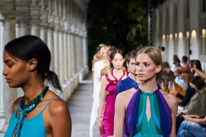 defile-alberta-ferretti-printemps-ete-2022-milan-look-55.thumb.jpg.07e8c49021185c53617d4f5834aeed3f.jpg