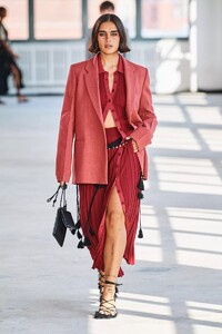 defile-altuzarra-printemps-ete-2022-new-york-look-14.thumb.jpg.615378654e2746aeaa624775f3a2b8c0.jpg