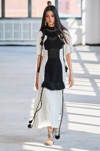 defile-altuzarra-printemps-ete-2022-new-york-look-35.thumb.jpg.9c55fd248640a818b8fcee02d00de8ca.jpg