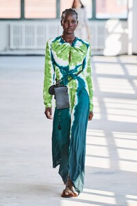 defile-altuzarra-printemps-ete-2022-new-york-look-4.thumb.jpg.792b0121a49fb0beafd39bb394043d1f.jpg