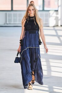 defile-altuzarra-printemps-ete-2022-new-york-look-40.thumb.jpg.dfd4bbffc4c8f67d8a91c687488405f1.jpg