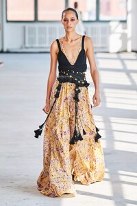 defile-altuzarra-printemps-ete-2022-new-york-look-41.thumb.jpg.26154e3b93b2575c4cf6bfd398200faf.jpg