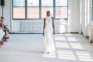 defile-altuzarra-printemps-ete-2022-new-york-look-42.thumb.jpg.6fd101f8e11b90013c45b95d6b494692.jpg