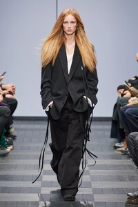 defile-ann-demeulemeester-printemps-ete-2022-paris-look-1.thumb.jpg.1da1039445e6e817d88a9faedd7378e6.jpg