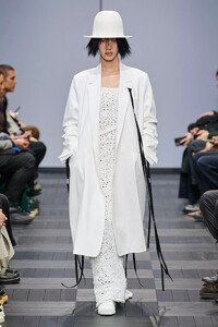 defile-ann-demeulemeester-printemps-ete-2022-paris-look-11.thumb.jpg.3d5fb000c9d3516c245d9687ad8aaffa.jpg