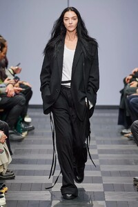 defile-ann-demeulemeester-printemps-ete-2022-paris-look-22.thumb.jpg.700d86f7b898f24a625e649b46bcc4e4.jpg