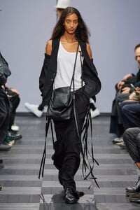 defile-ann-demeulemeester-printemps-ete-2022-paris-look-23.thumb.jpg.0406e4fa9b28e4c31d15f6e807d705f7.jpg