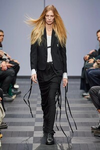 defile-ann-demeulemeester-printemps-ete-2022-paris-look-24.thumb.jpg.cead8b4e39ec07ef9a2a828c4c9f2bd2.jpg