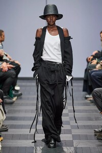 defile-ann-demeulemeester-printemps-ete-2022-paris-look-25.thumb.jpg.96b061caf052ba0a5ff837509fe40503.jpg