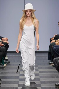 defile-ann-demeulemeester-printemps-ete-2022-paris-look-38.thumb.jpg.a9bdc09c33a70d0c78c23f5ae3f75cf0.jpg