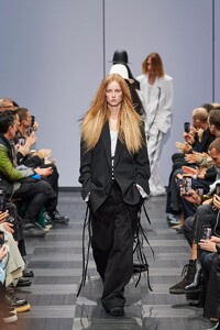 defile-ann-demeulemeester-printemps-ete-2022-paris-look-44.thumb.jpg.fdd9ce47d40dfaffb41fe0716d42f4b7.jpg
