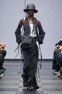 defile-ann-demeulemeester-printemps-ete-2022-paris-look-6.thumb.jpg.29a771403d84d7314519c9b9f3b8b520.jpg