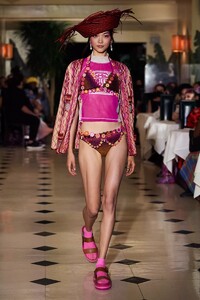 defile-anna-sui-printemps-ete-2022-new-york-look-1.thumb.jpg.830358455490d31690d7a0378ca05e6c.jpg