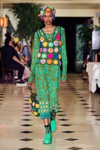 defile-anna-sui-printemps-ete-2022-new-york-look-12.thumb.jpg.28d3d787f51c628604796ce3f35950e5.jpg