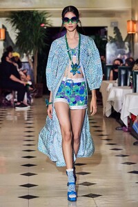 defile-anna-sui-printemps-ete-2022-new-york-look-27.thumb.jpg.c93a9dd7fd1a5cd668f8e8f4821916c1.jpg