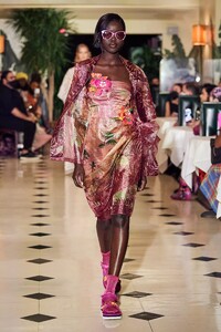 defile-anna-sui-printemps-ete-2022-new-york-look-6.thumb.jpg.10379c1771551abf371c47d2502e82f4.jpg
