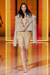 defile-balmain-printemps-ete-2022-paris-look-107.thumb.jpg.9c17a0079ef2fdb5b4636cc9bac5fb4d.jpg