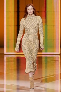 defile-balmain-printemps-ete-2022-paris-look-117.thumb.jpg.916791215382cd4145e21bb8de8f77c4.jpg