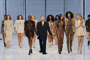 defile-balmain-printemps-ete-2022-paris-look-122.thumb.jpg.31297a5fb8ebbaf833ef311be8249993.jpg