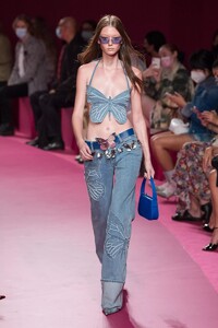 defile-blumarine-printemps-ete-2022-milan-look-21.thumb.jpg.b8aeba48cd31732557007dac7075770b.jpg