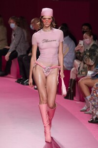 defile-blumarine-printemps-ete-2022-milan-look-40.thumb.jpg.294f6275fd7e1248f6bb822b0def1a1a.jpg