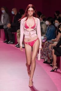 defile-blumarine-printemps-ete-2022-milan-look-45.thumb.jpg.fe3b518a6182a3881fdabfb31d0480d2.jpg