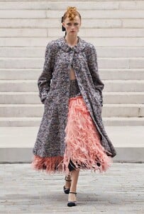 defile-chanel-automne-hiver-2021-2022-paris-look-1.thumb.jpg.e2bb9b04f84bb7cf0dbf6c7a7a93f174.jpg