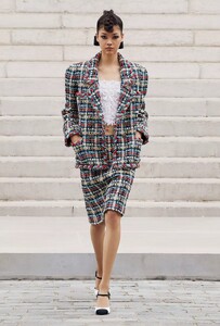 defile-chanel-automne-hiver-2021-2022-paris-look-18.thumb.jpg.dba2fa1d7d09c88b9a0389f1d829ad2d.jpg