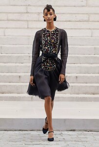 defile-chanel-automne-hiver-2021-2022-paris-look-20.thumb.jpg.3cf22a9ba4f530c62238116412d63a3a.jpg