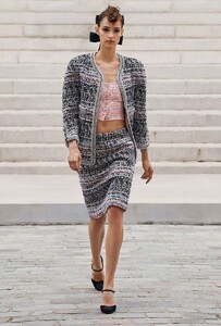 defile-chanel-automne-hiver-2021-2022-paris-look-9.thumb.jpg.72c850d4bfa3209c9797280b4ee026d6.jpg